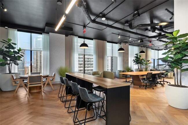 Building Photo - 121 NE 5th St