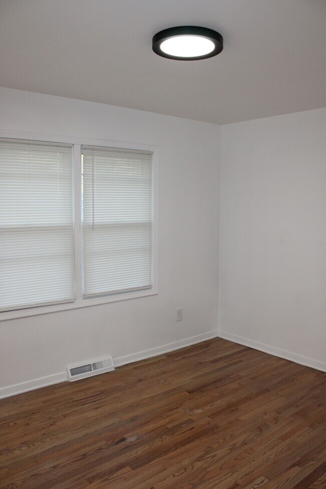 Building Photo - 4 Bedroom and 3 full bath home in Kansas C...