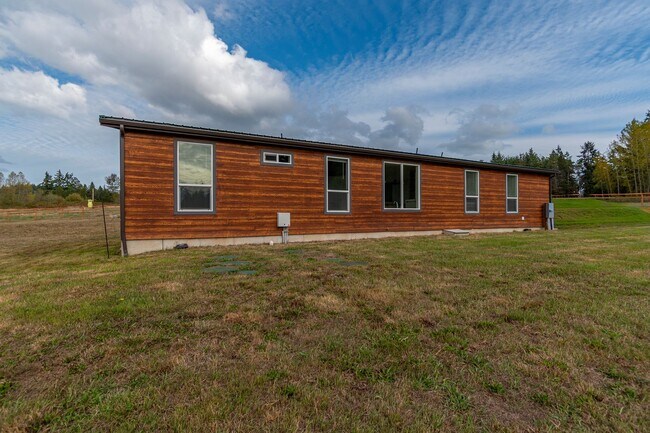 Building Photo - 3 Bed 2 Bath Pet Friendly Home