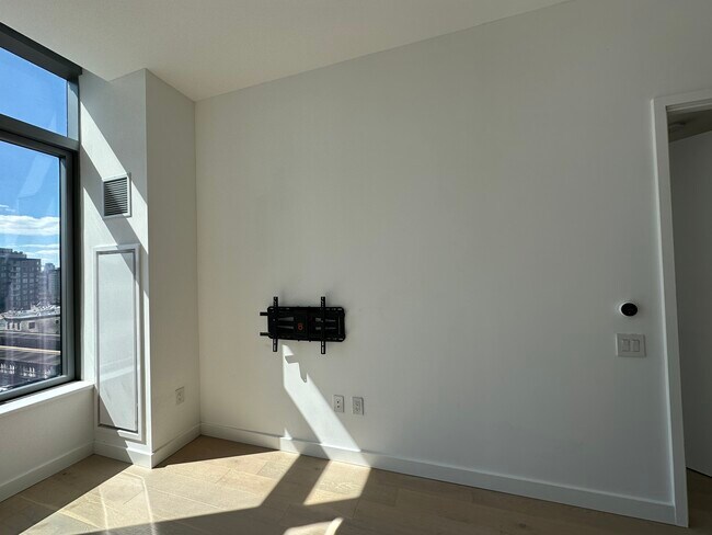 Building Photo - 3 Ct Square W