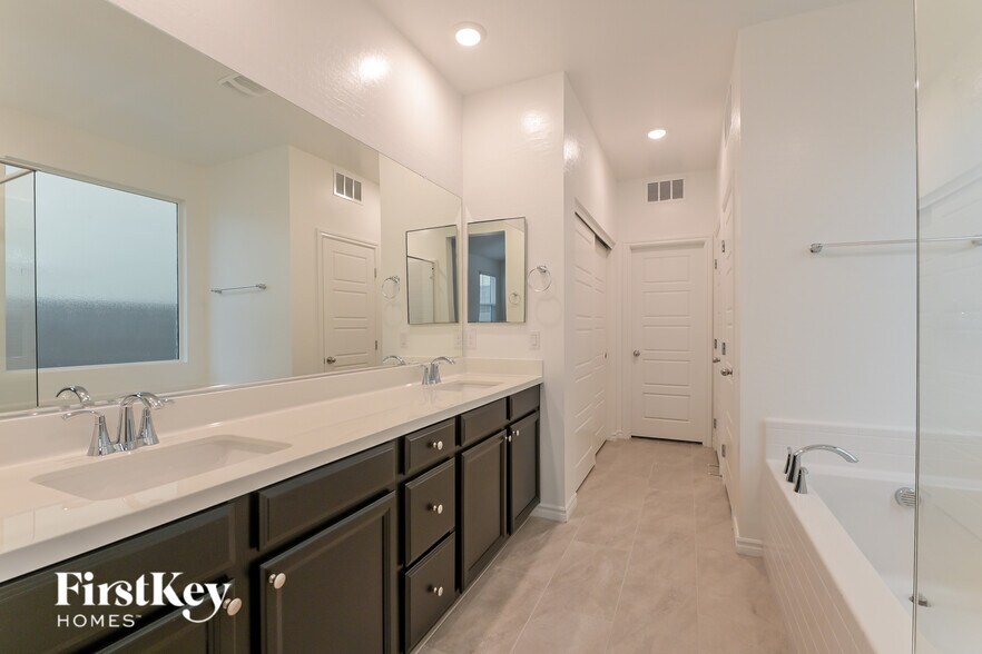 Building Photo - 6845 Greensmen Ave