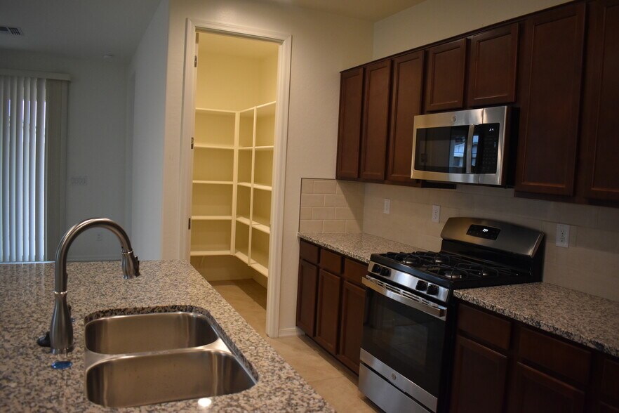 Kitchen - 260 E Hawaii Dr