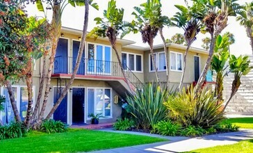 Building Photo - Fully Remodeled 1-Bed Beachside Gem – Step...