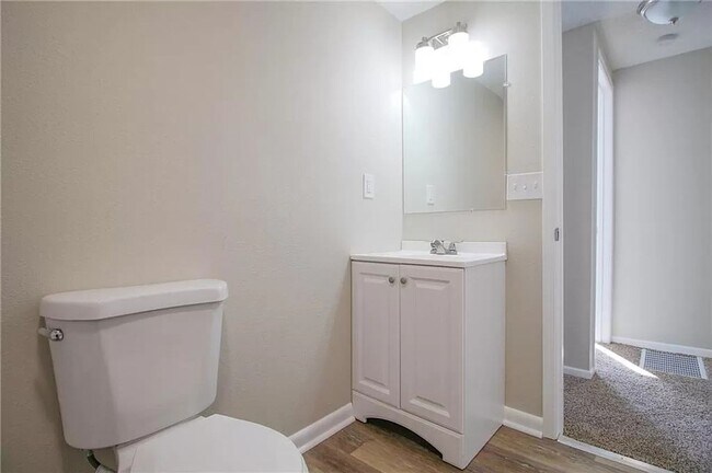 Building Photo - Updated 2 Bed 1 Bath
