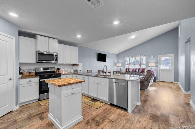 Building Photo - 511 Diamond Shls