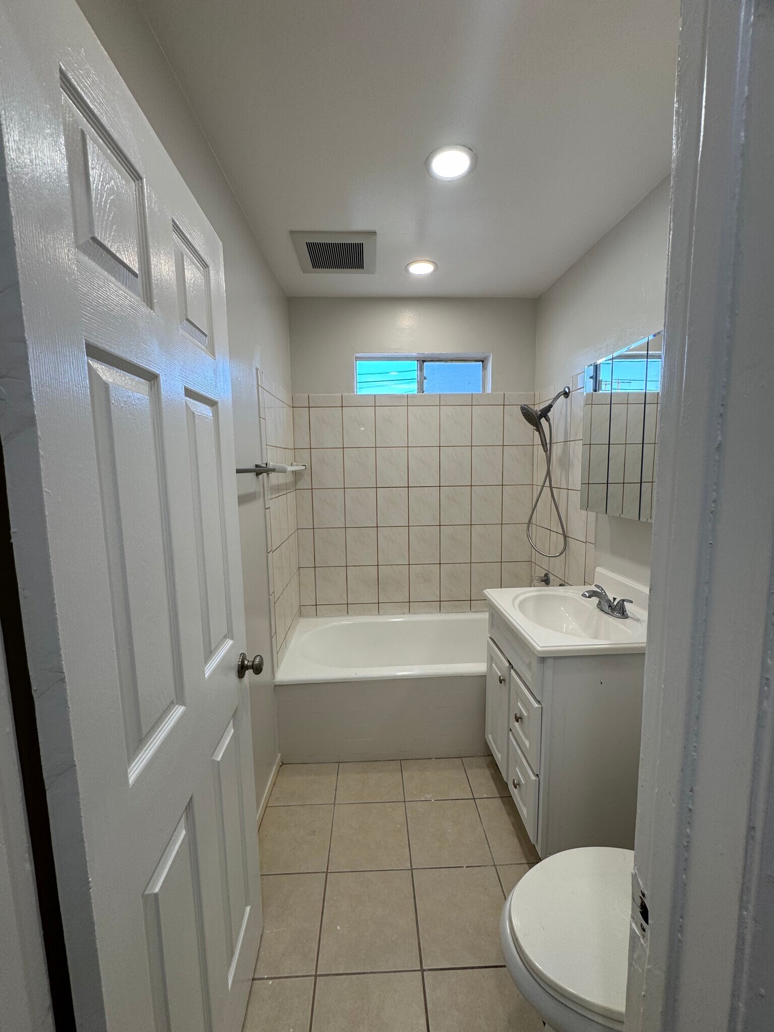 Full Bathroom - 6556 3rd Ave