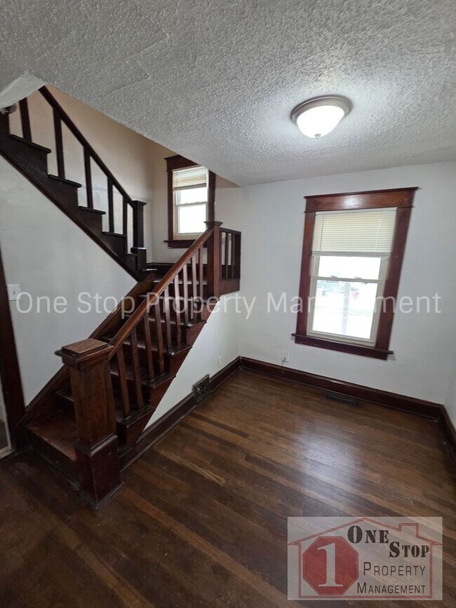 Building Photo - Spacious 3 bedroom/ 2 bathroom in Kansas City!