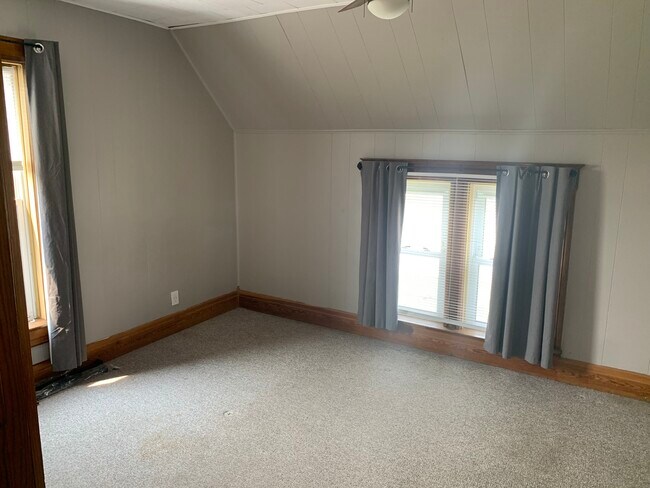 Building Photo - 256 E 5th St