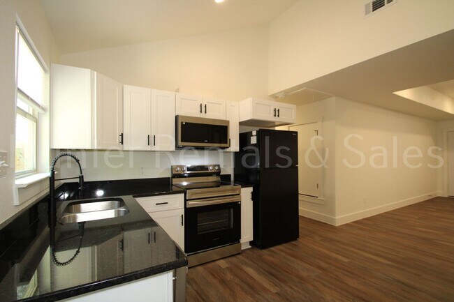Building Photo - 1811 Elkins Ave
