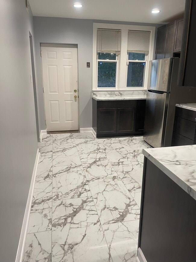 Building Photo - 1240 N Avers Ave