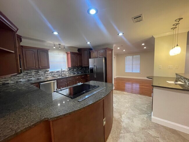 Building Photo - 1624 Oakmont Cir