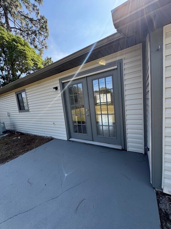 Building Photo - 1732 Laredo Dr