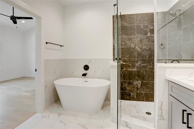 Building Photo - 2715 Drew St