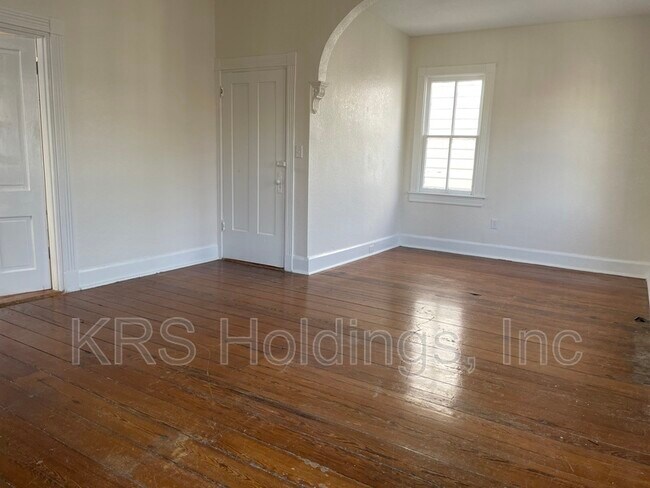Building Photo - 423 London St