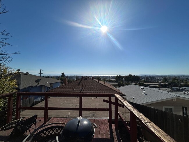 Building Photo - 3 Bed 2 Bath with Great Views in San Leand...