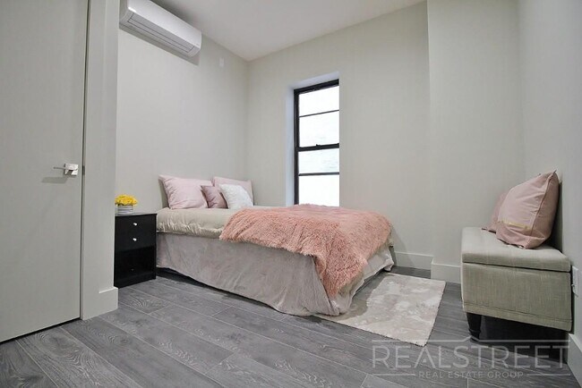 Building Photo - Stunning New 2 Bed in Crown Heights with L...