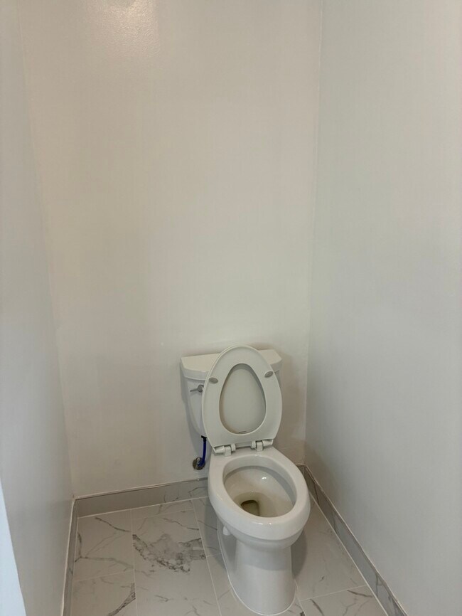 Building Photo - Newly Renovated 2/1 Duplex