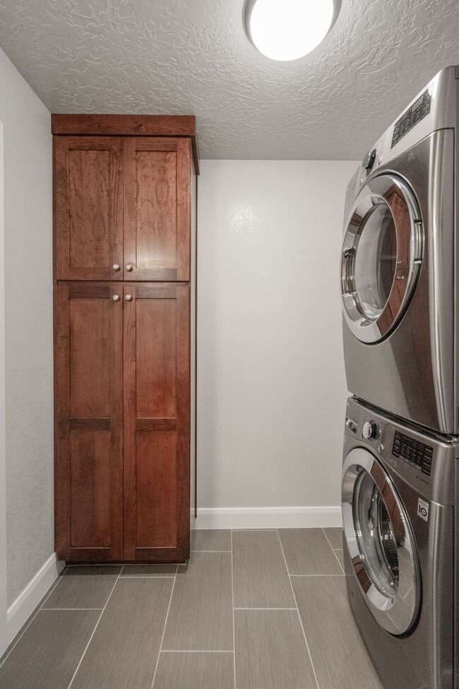 Building Photo - Fully Remodeled Townhome in the Heart of D...