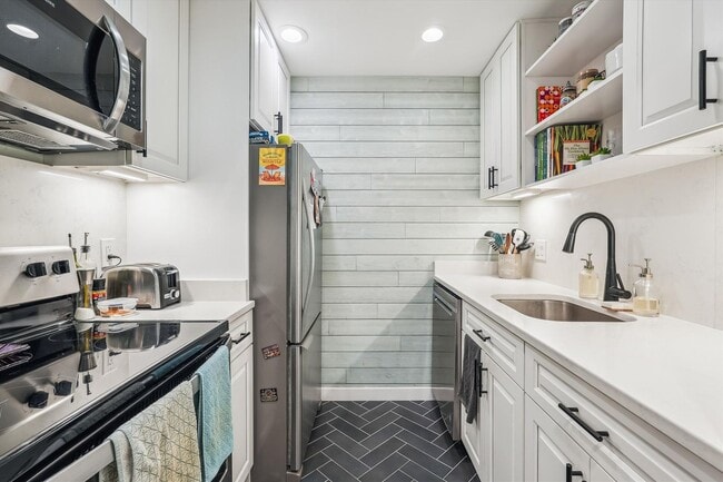 Building Photo - Beautiful 1BR/Loft at Rock Creek Garden Co...