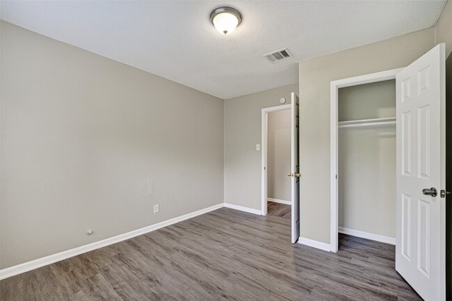 Building Photo - 4909 Holloway Dr