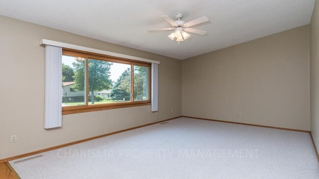 Building Photo - MULTI-LEVEL 3 BD, 2 BA HOUSE WITH FENCED IN YARD, DOUBLE ATTACHED GARAGE, SHED, MURPHY BED, 3 FAM...