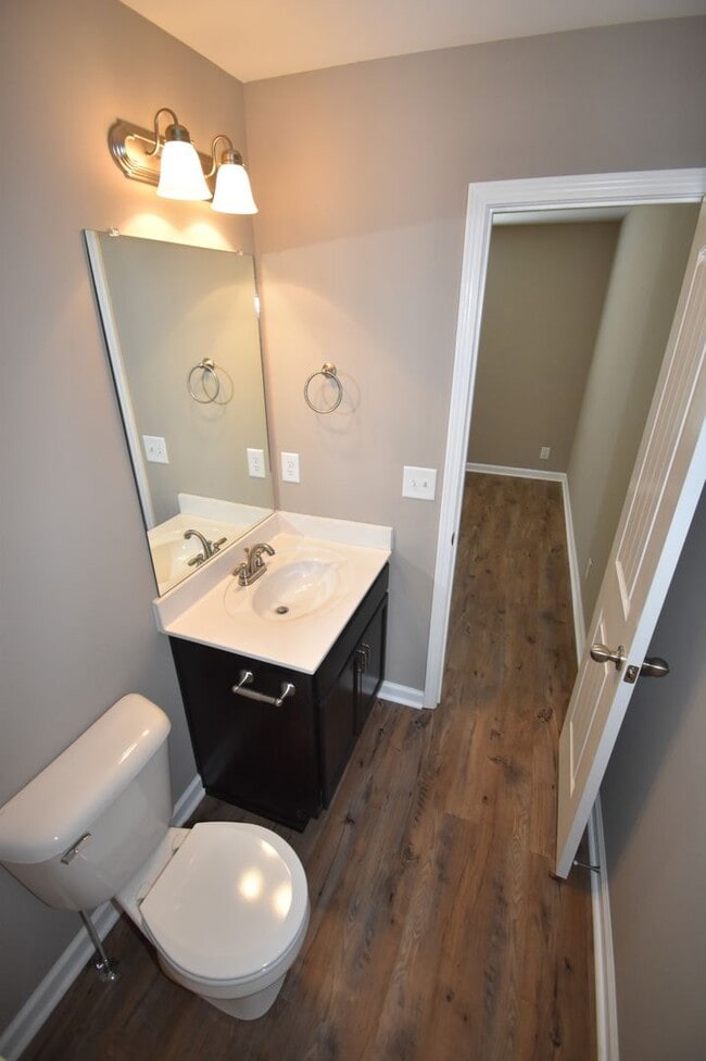 Building Photo - 2 bedroom Dog Friendly Condo For Rent Near...
