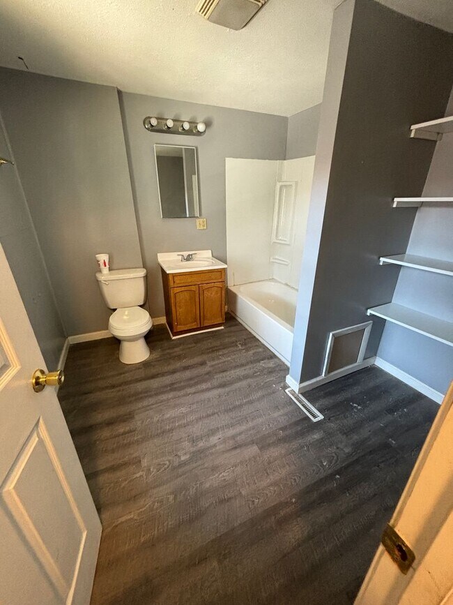 Building Photo - Large 4 Bedroom 1.5 Bathroom HOUSE SPECIAL