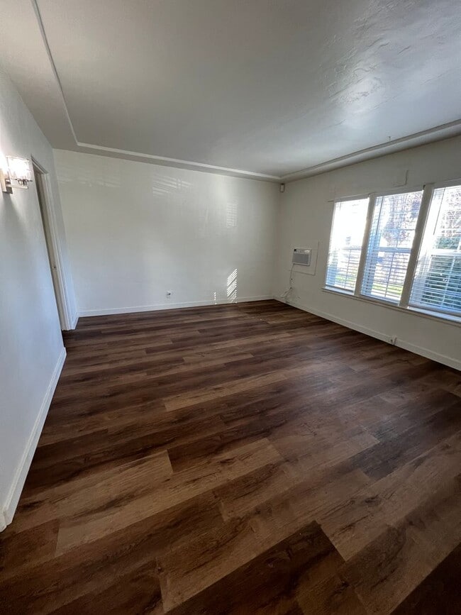 Building Photo - Modern Midtown Living! Stylish 1BD/1BA Dup...