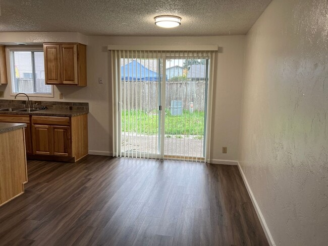 Building Photo - 2 bed 1 1/2 bath duplex in Springfield!