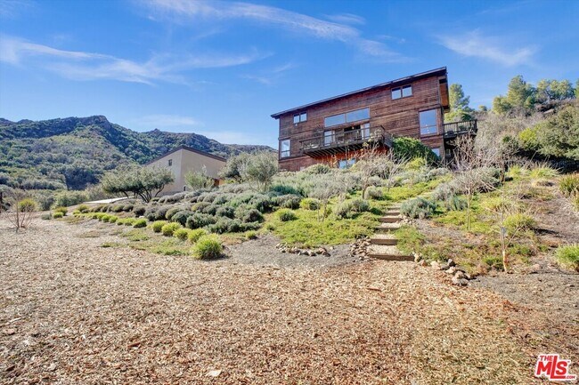 Building Photo - 1850 Olivera Dr