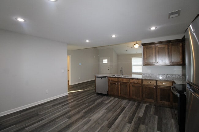 Building Photo - 581 Brushwood Dr