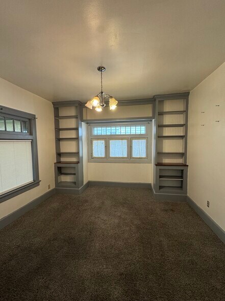 Building Photo - 328 E Lucius Ave