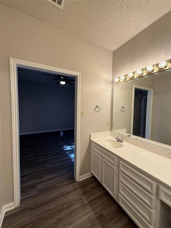 Building Photo - 6501 Columbia Oaks Ct