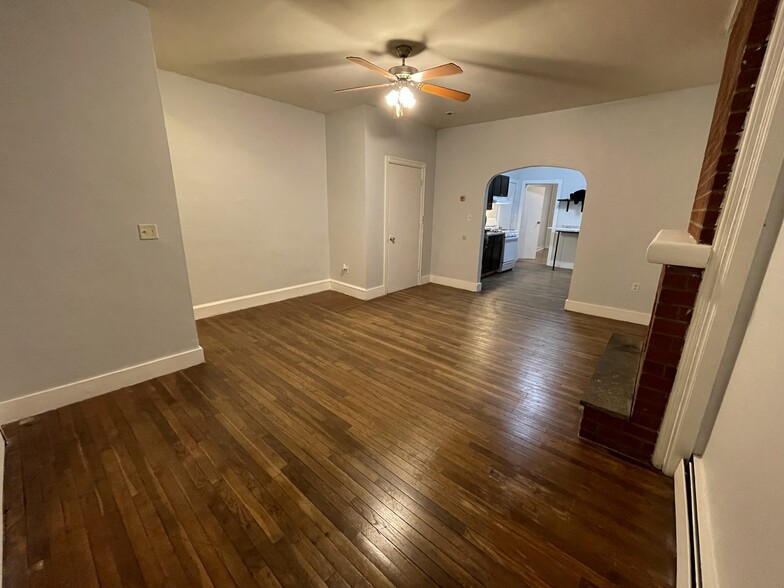 Building Photo - 563 Buttonwood St