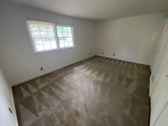 Building Photo - Beautiful 2 Bed 2.5 Bath Townhouse!