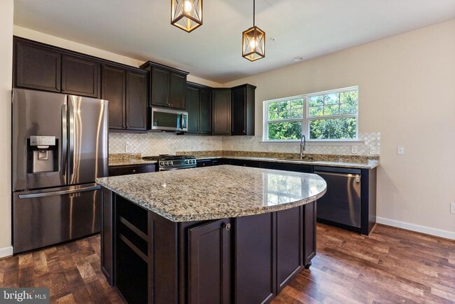 Building Photo - 555 English Oak Ln