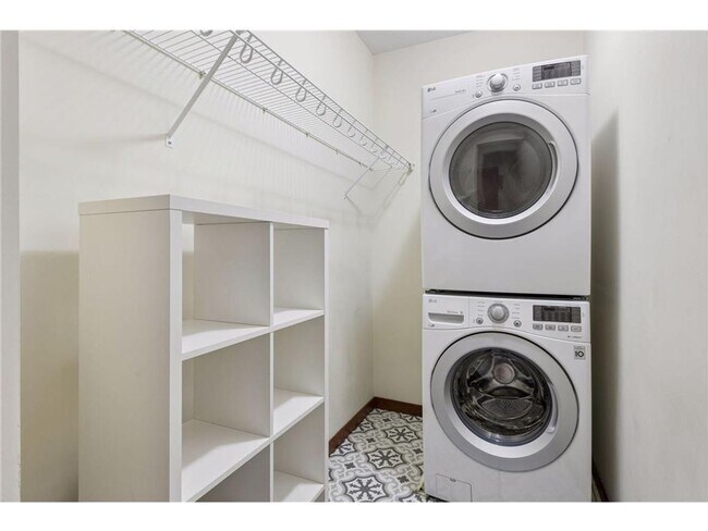 Building Photo - Large 2BD/2.5BA two story corner unit on Dayton Ave in St Paul!!