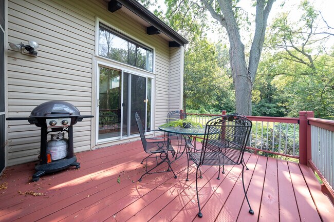 Building Photo - 3477 Pilgrim Ln N