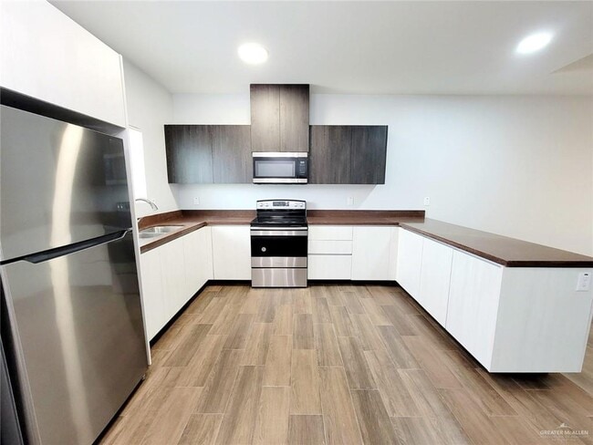 Building Photo - 17 Frio Ave