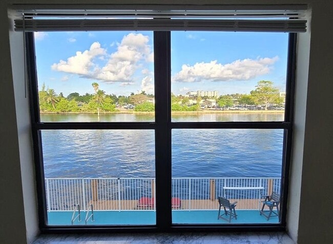Primary Photo - 105 S Riverside Dr