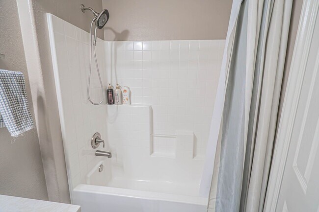 Building Photo - Beautiful 5-Bedroom Home with Outdoor Entertainer's Area in Valencia!