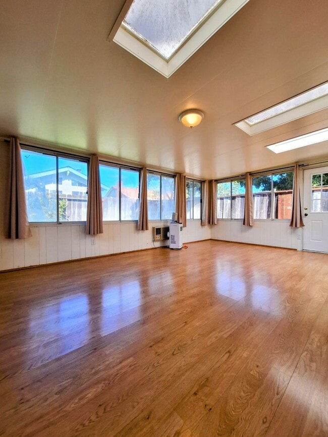 Building Photo - Beautifully Remodeled 3bd Single Story House With Bonus Room & Storage Space!