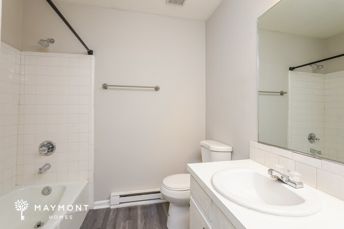 Building Photo - 1670 Village Pl