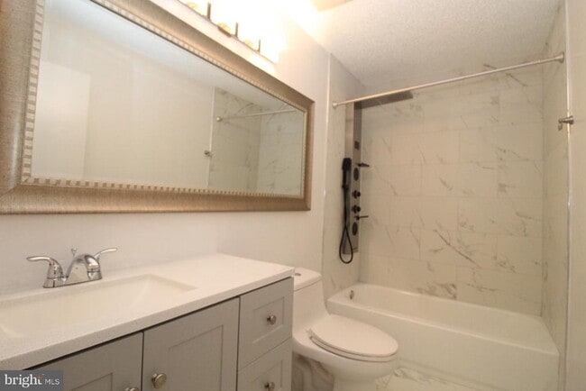 Building Photo - 7 Joyner Ct