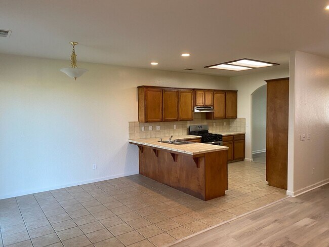 Building Photo - 2022 Muscat Ave