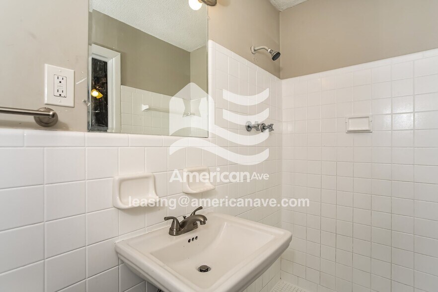 Building Photo - 1813 Bassler St