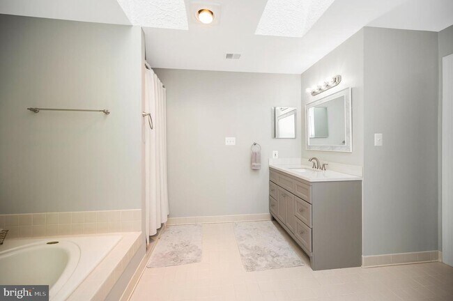 Building Photo - 2 English Hills Dr