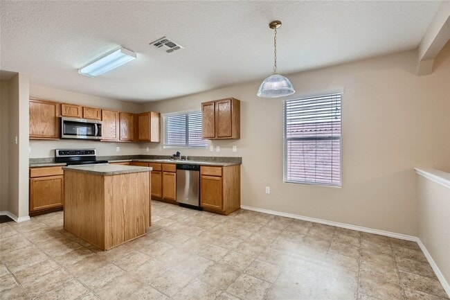 Building Photo - Move in ready!!  3 bedroom plus office!! O...