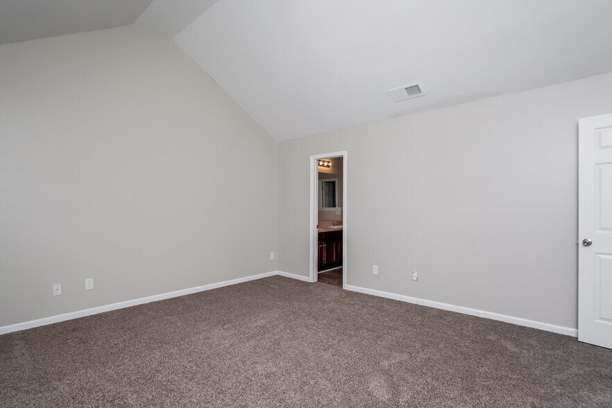 Building Photo - 2420 Valley Creek Dr