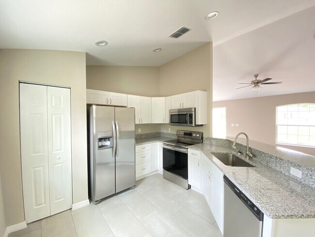 Building Photo - Custom Home - Desirable SE Ocala Neighborhood 3/2/2 **Won't Last**